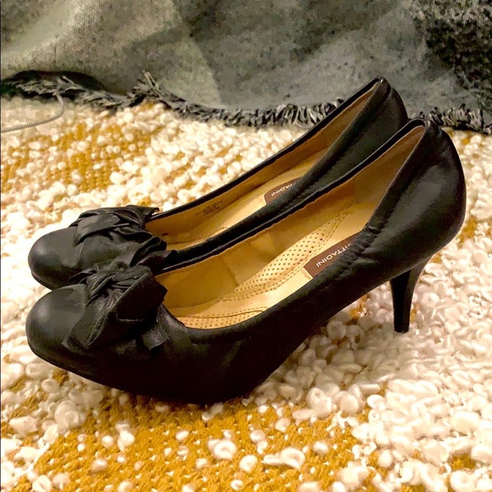 Black leather pumps with bow